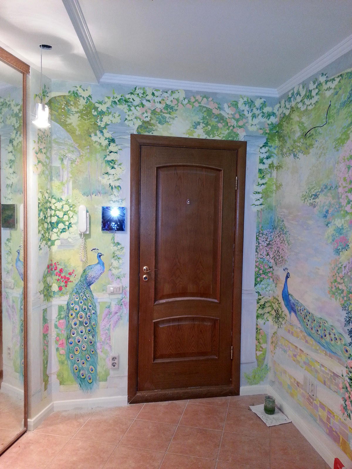 Комбинация светящихся красок и традиционной живописи