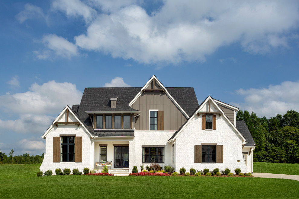 Großes, Zweistöckiges Klassisches Einfamilienhaus mit gestrichenen Ziegeln, weißer Fassadenfarbe, Satteldach, Misch-Dachdeckung, schwarzem Dach und Wandpaneelen in Charlotte