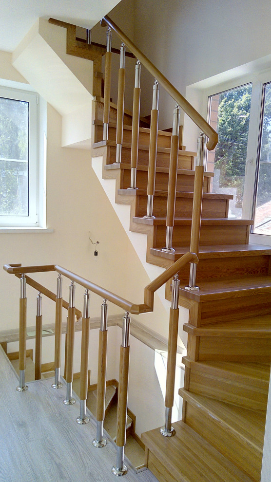 Лестница из лиственницы на металлическом каркасе.