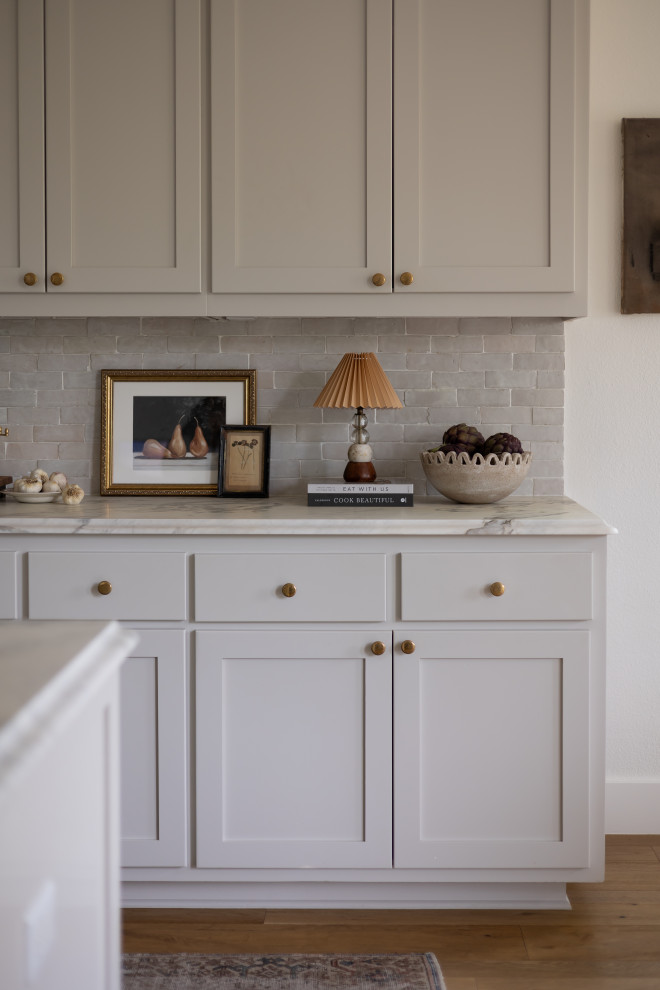 Kitchen - transitional kitchen idea in Austin