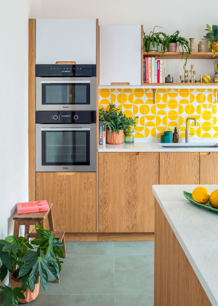 Foto di una cucina moderna di medie dimensioni con lavello da incasso, ante lisce, ante bianche, elettrodomestici in acciaio inossidabile e top bianco