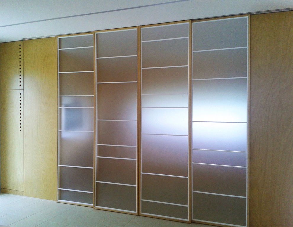 This is an example of a contemporary storage and wardrobe in Naples.