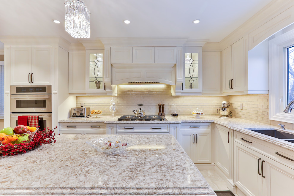 Transitional kitchen photo in Toronto