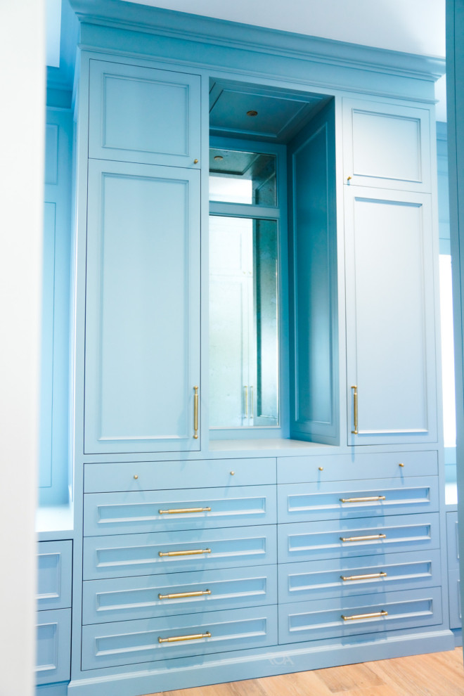Foto på ett vintage walk-in-closet, med luckor med upphöjd panel och blå skåp