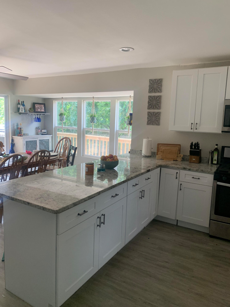 Example of a transitional home design design in Chicago