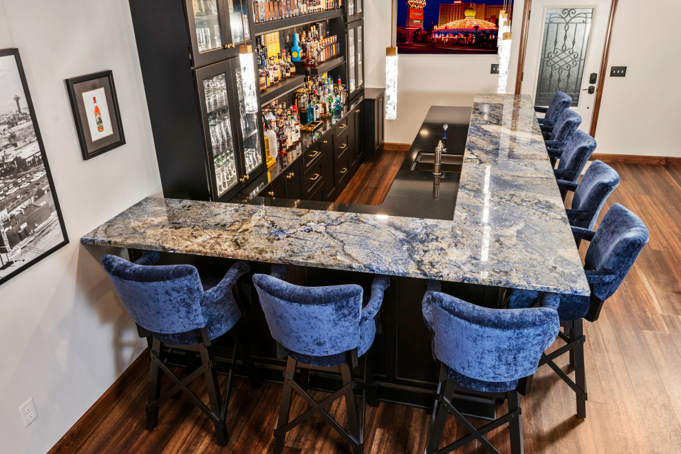 Imagen de bar en casa actual con armarios con paneles empotrados, puertas de armario negras, encimera de granito, salpicadero negro y encimeras azules