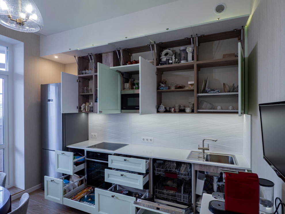 Нежная светло-мятная кухня в стиле неоклассика