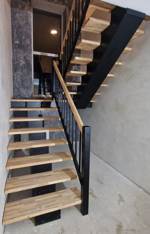 Idée de décoration pour un grand escalier design en bois avec des marches en bois, des contremarches en bois et un garde-corps en bois.