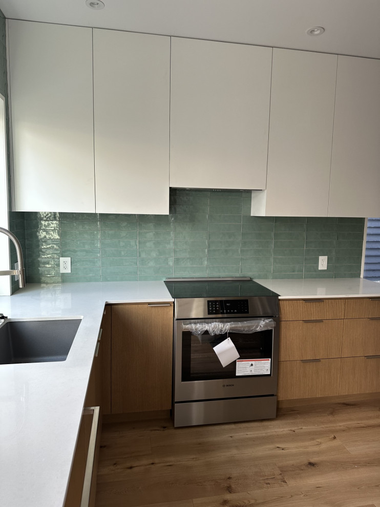Kitchen - kitchen idea in Vancouver
