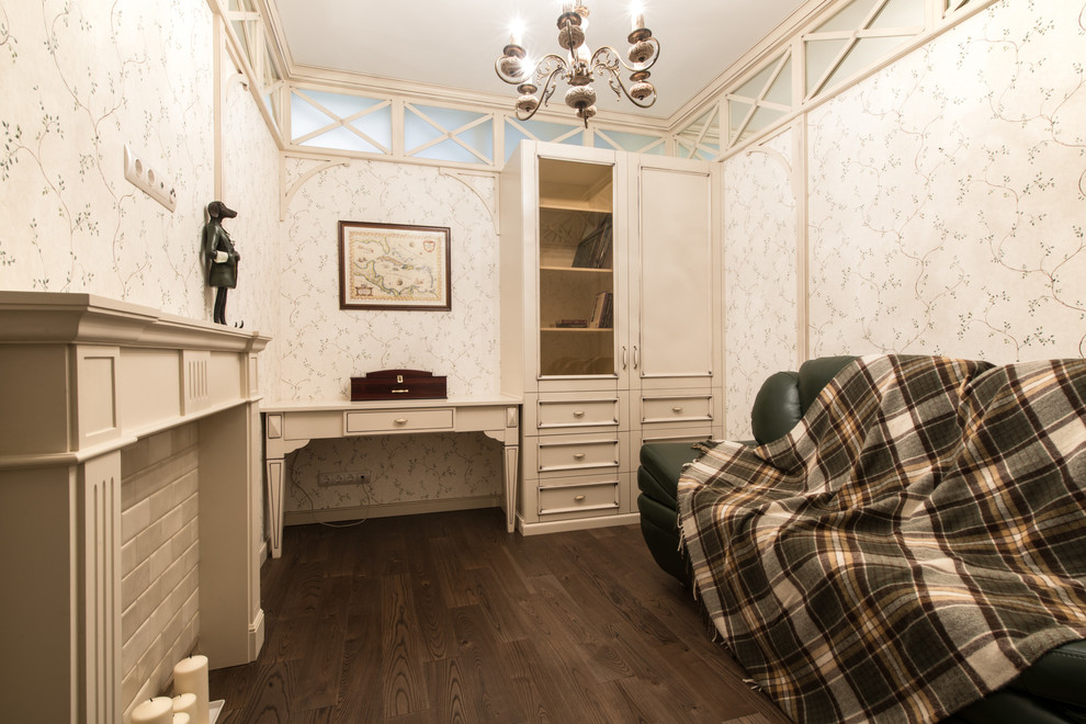 Design ideas for a traditional home office in Moscow.