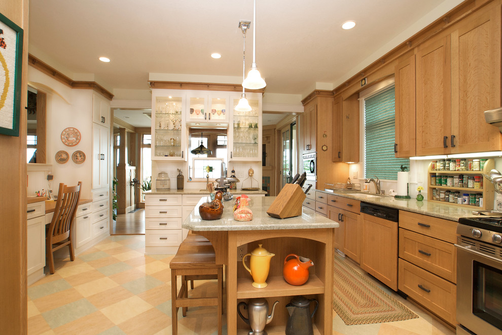 Williamsburg Arts & Craft Kitchen with  Qtr Sawn Oak