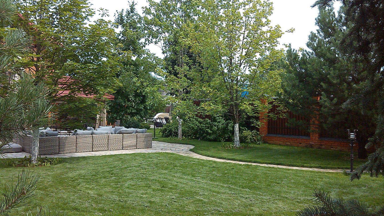 Домик среди старых дач