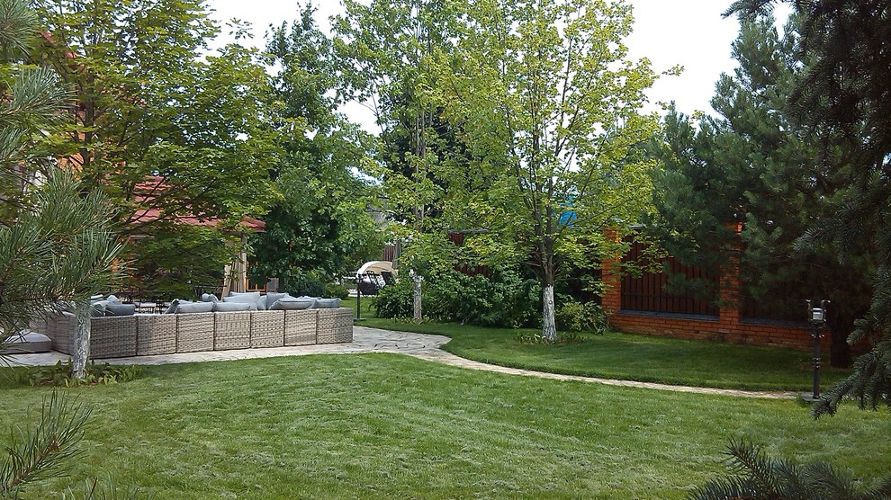 Домик среди старых дач