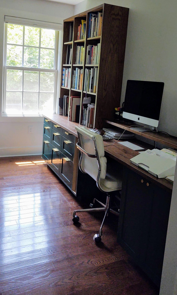 Contemporary home office in Baltimore.