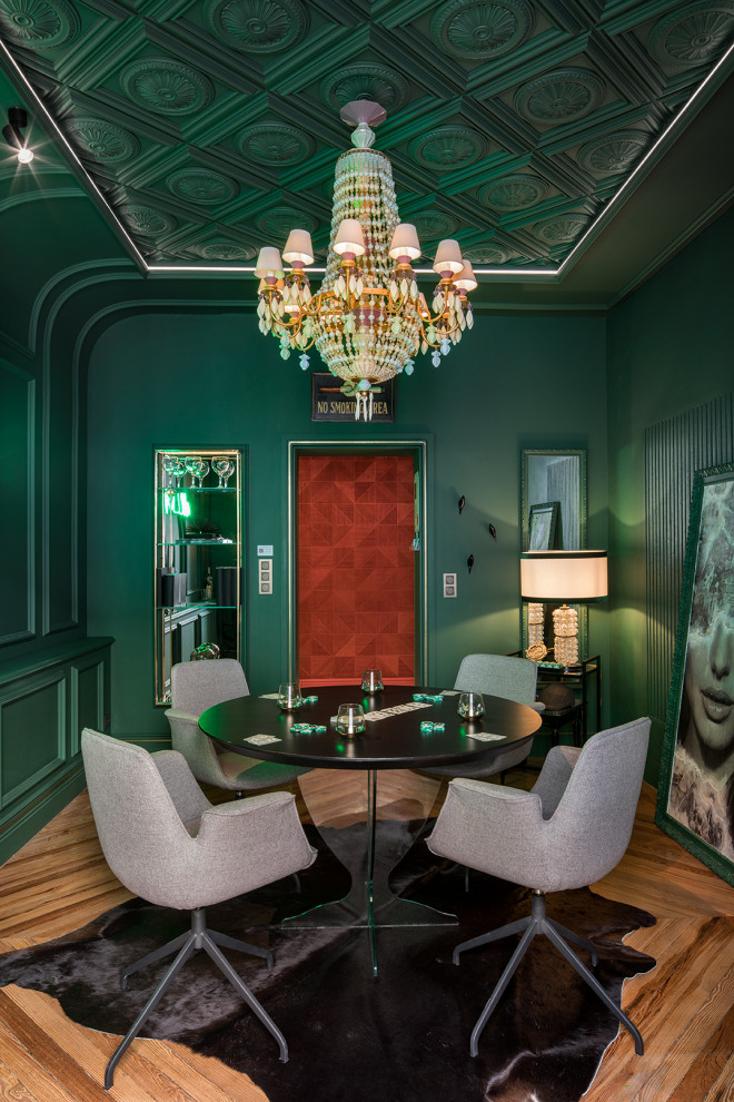 На фото: гостиная комната среднего размера в стиле неоклассика (современная классика) с зелеными стенами, темным паркетным полом, деревянным потолком и панелями на стенах с
