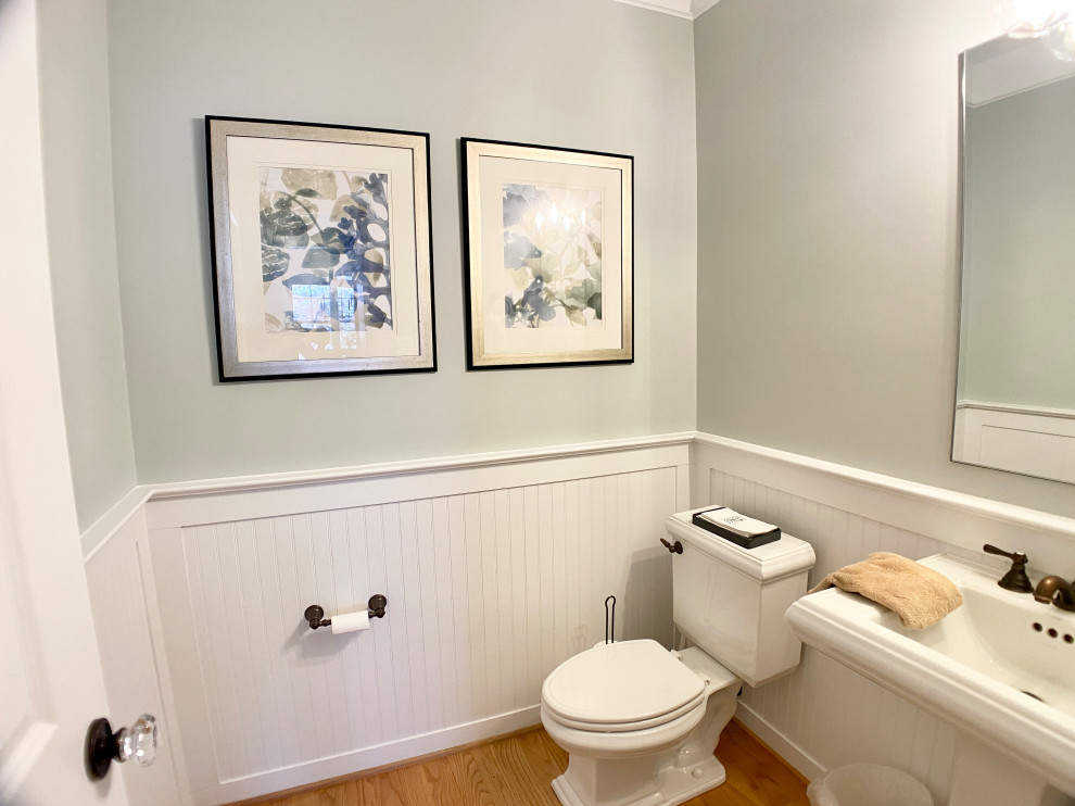 Immagine di un piccolo bagno di servizio american style con pareti grigie, parquet chiaro, lavabo a colonna, pavimento beige e boiserie