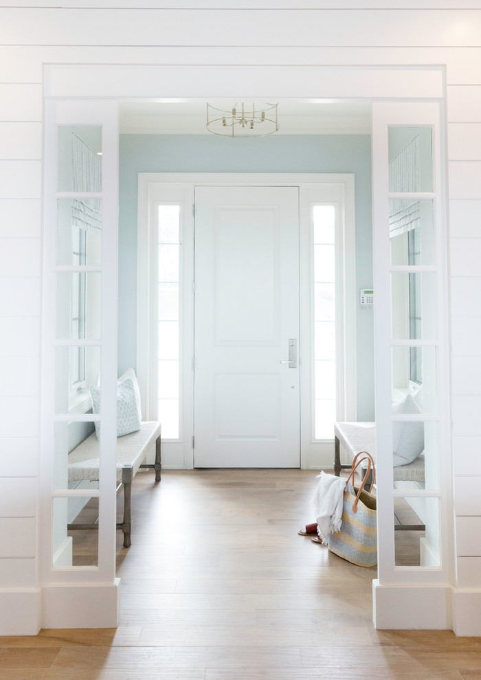 Transitional home design photo in Orlando