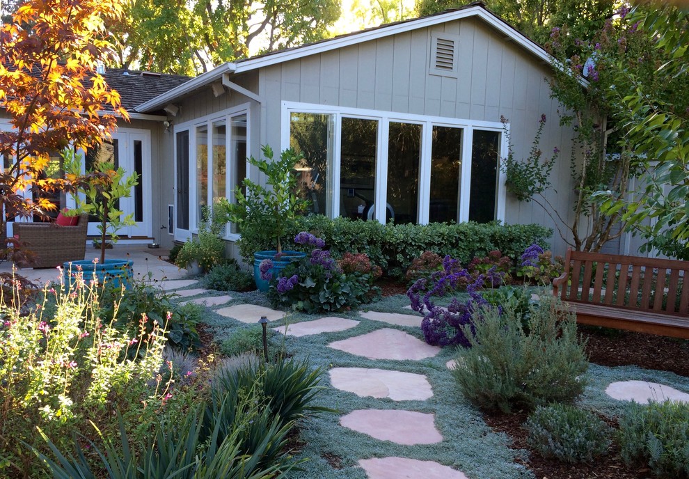 Design ideas for a mid-sized traditional backyard garden in San Francisco.