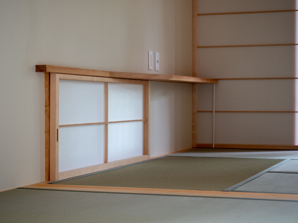 Mittelgroßes Wohnzimmer mit Tatami-Boden, Tapetendecke und Tapetenwänden in Tokio