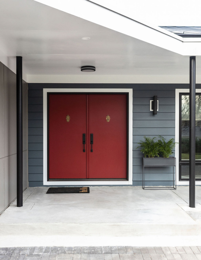 Idéer för en 60 tals ingång och ytterdörr, med blå väggar, en dubbeldörr och en röd dörr