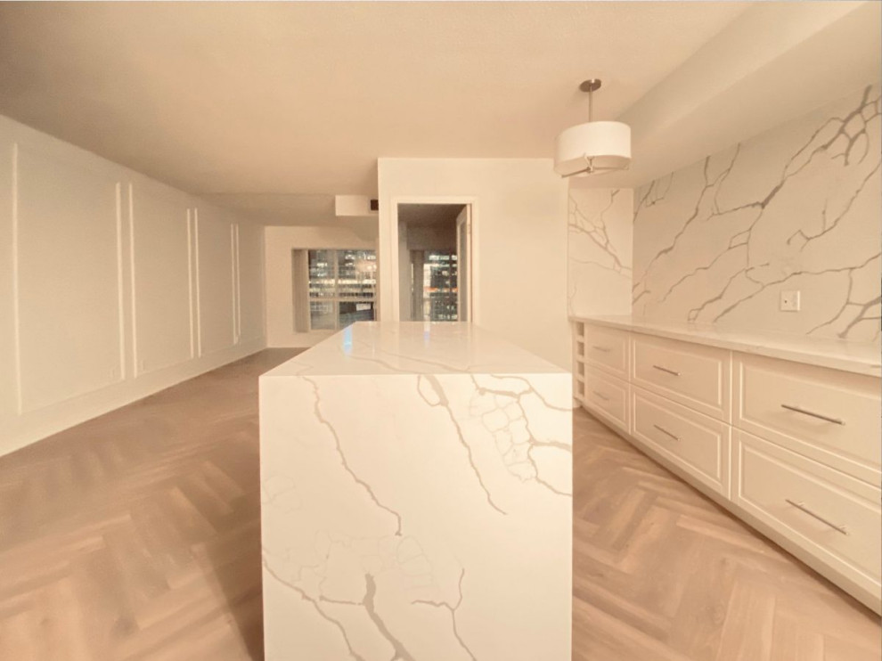 Kleines, Offenes Klassisches Wohnzimmer mit weißer Wandfarbe, Laminat, beigem Boden und vertäfelten Wänden in Toronto
