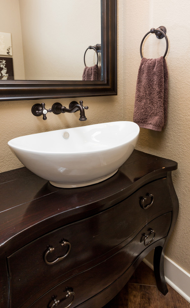 Transitional home design photo in Cedar Rapids