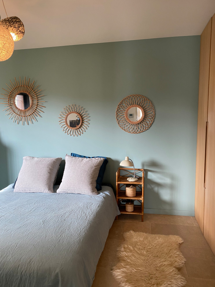 Inspiration för ett mellanstort funkis könsneutralt tonårsrum kombinerat med sovrum, med blå väggar, kalkstensgolv och beiget golv