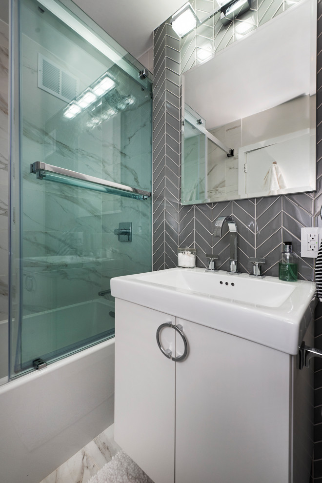 Inspiration pour une salle de bain minimaliste avec des portes de placard grises.