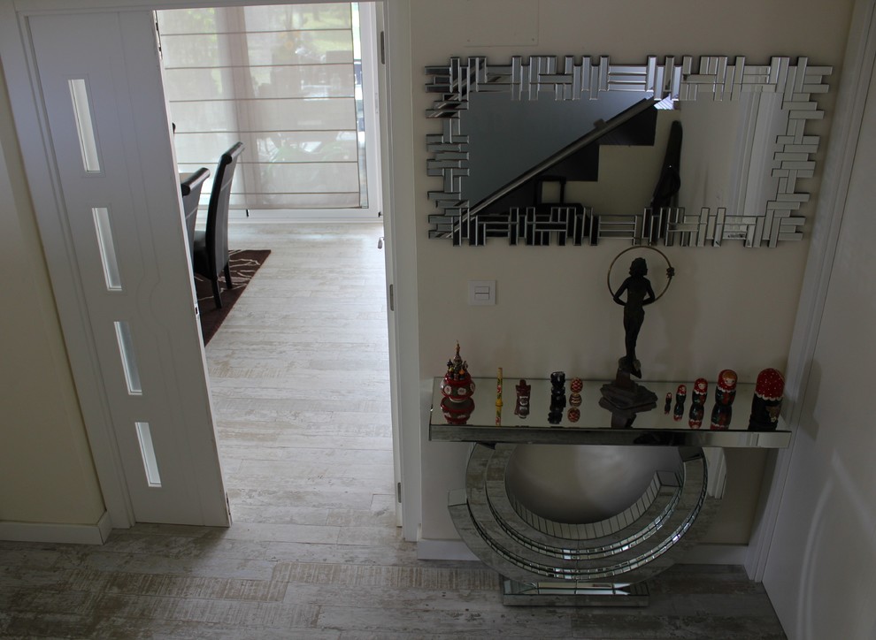 Modelo de puerta principal tradicional renovada pequeña con suelo de madera pintada