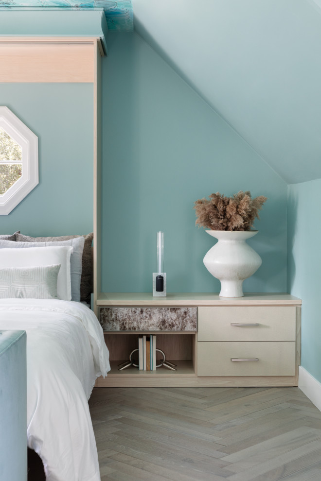他の地域にある小さなコンテンポラリースタイルのおしゃれなロフト寝室 (緑の壁、淡色無垢フローリング、クロスの天井)