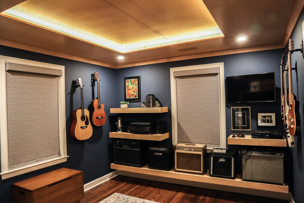 Aménagement d'une chambre d'amis classique de taille moyenne avec un mur bleu, un sol en bois brun et un plafond décaissé.