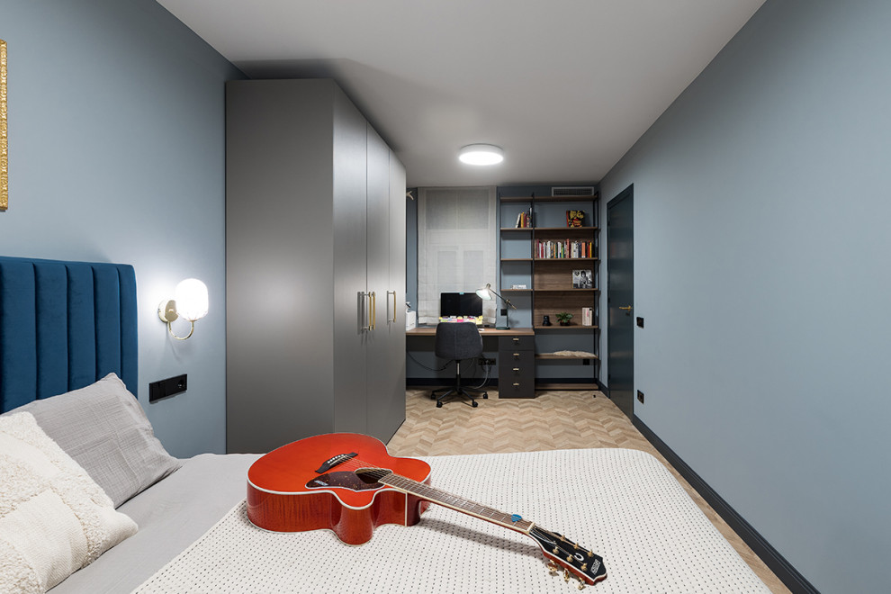 Foto de dormitorio principal retro grande con paredes azules, suelo de madera en tonos medios y con escritorio