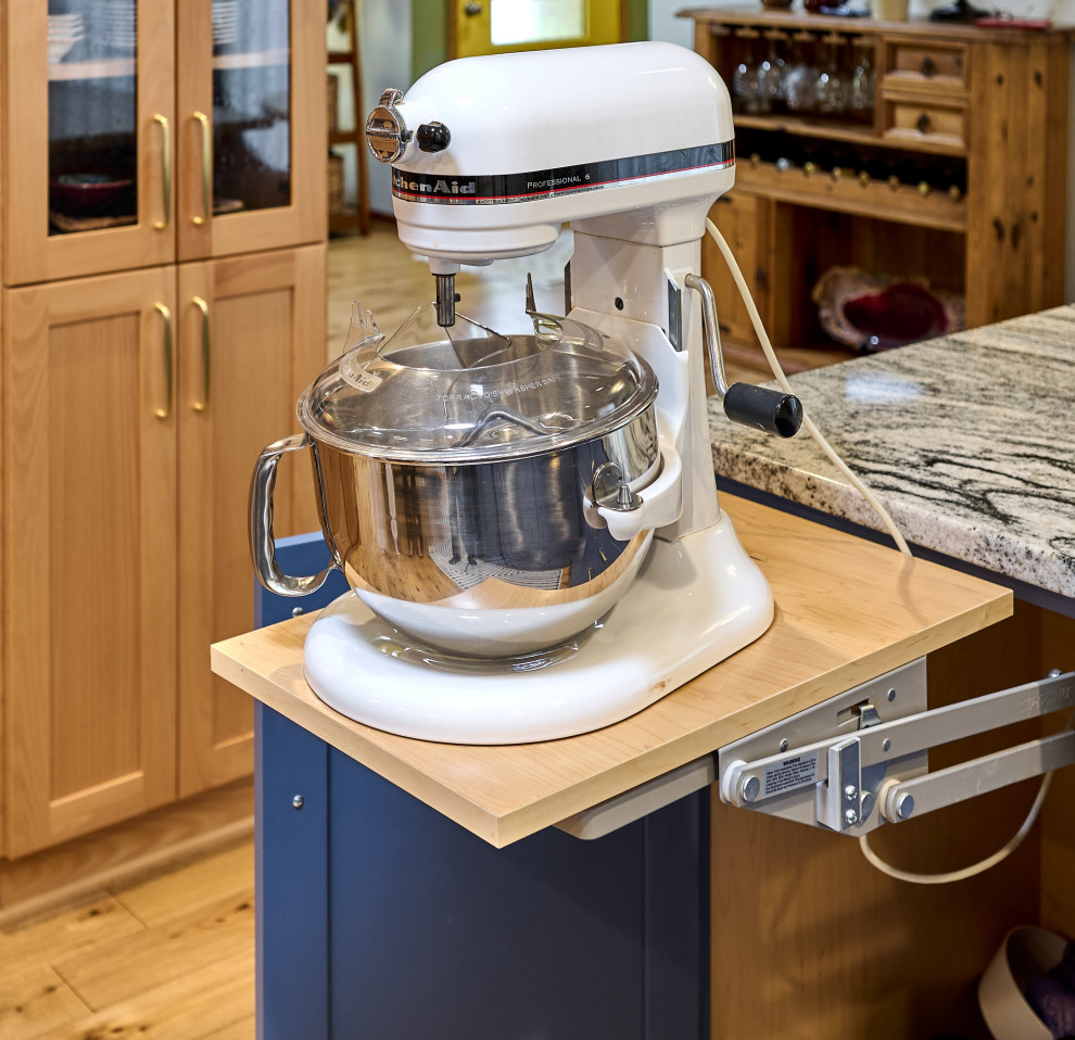 Immagine di una cucina design di medie dimensioni con ante in stile shaker, ante blu, top in granito, parquet chiaro, nessuna isola, pavimento marrone e top bianco