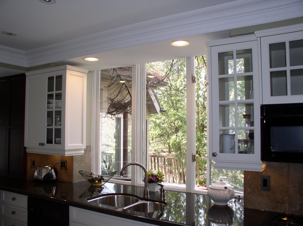 Example of a transitional home design design in Toronto