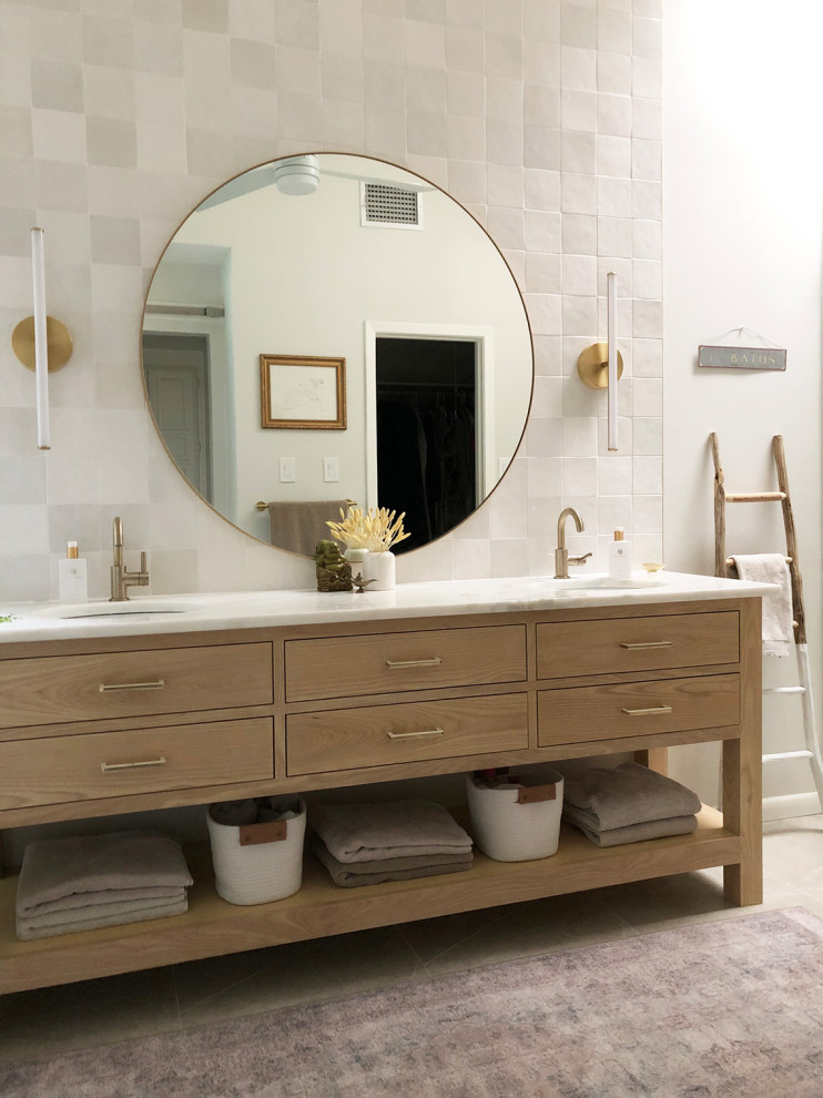 Modern inredning av ett vit vitt en-suite badrum, med släta luckor, skåp i ljust trä, ett fristående badkar, våtrum, vit kakel, keramikplattor, vita väggar, klinkergolv i porslin, ett undermonterad handfat, marmorbänkskiva, beiget golv och dusch med gångjärnsdörr