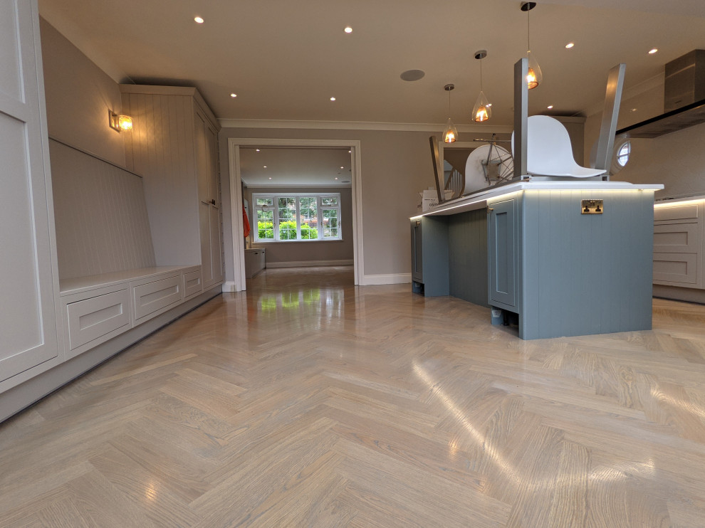 Esempio di una cucina contemporanea di medie dimensioni con ante in stile shaker, ante grigie, pavimento in legno massello medio e pavimento grigio
