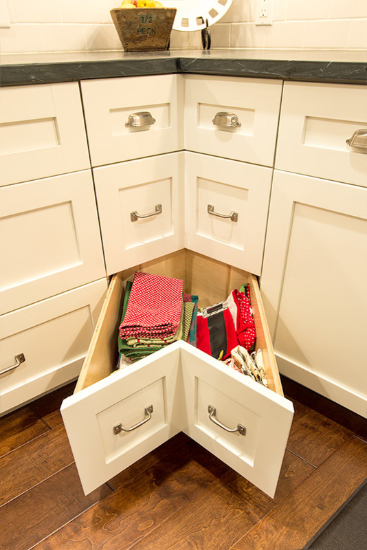 Example of a transitional eat-in kitchen design in Austin with shaker cabinets and white cabinets
