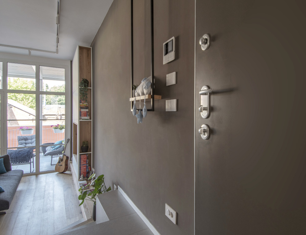 Kleines Modernes Foyer mit grauer Wandfarbe, Porzellan-Bodenfliesen, Einzeltür, grauer Haustür, grauem Boden und eingelassener Decke in Turin
