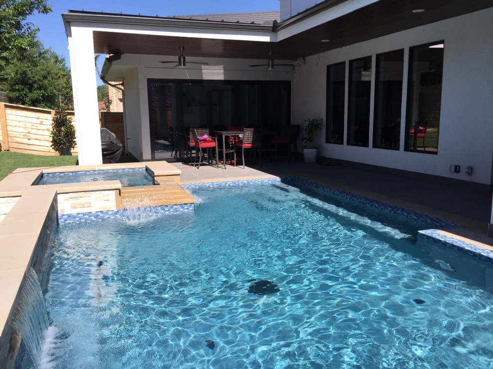 Inspiration for a modern home design remodel in Dallas