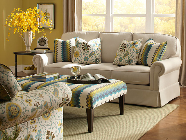Sofas and Sectionals clasico-renovado-salon