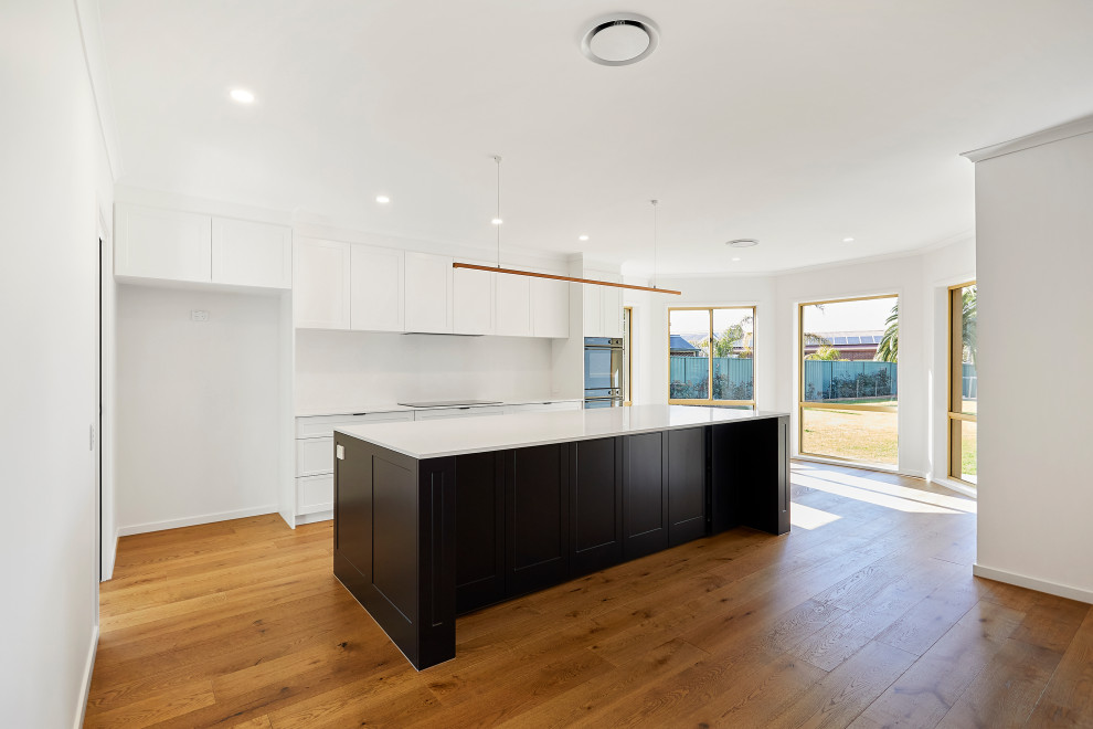 Große Moderne Küche in U-Form mit weißen Schränken, Küchenrückwand in Weiß, Kücheninsel und weißer Arbeitsplatte in Geelong