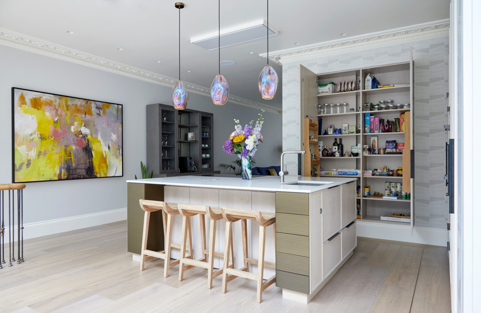 Mittelgroße Moderne Wohnküche mit grauer Wandfarbe, braunem Boden und Kassettendecke in London