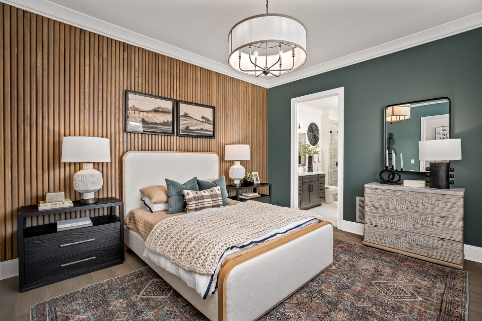 Inspiration pour une chambre traditionnelle en bois avec un mur vert, un sol en bois brun et un sol marron.