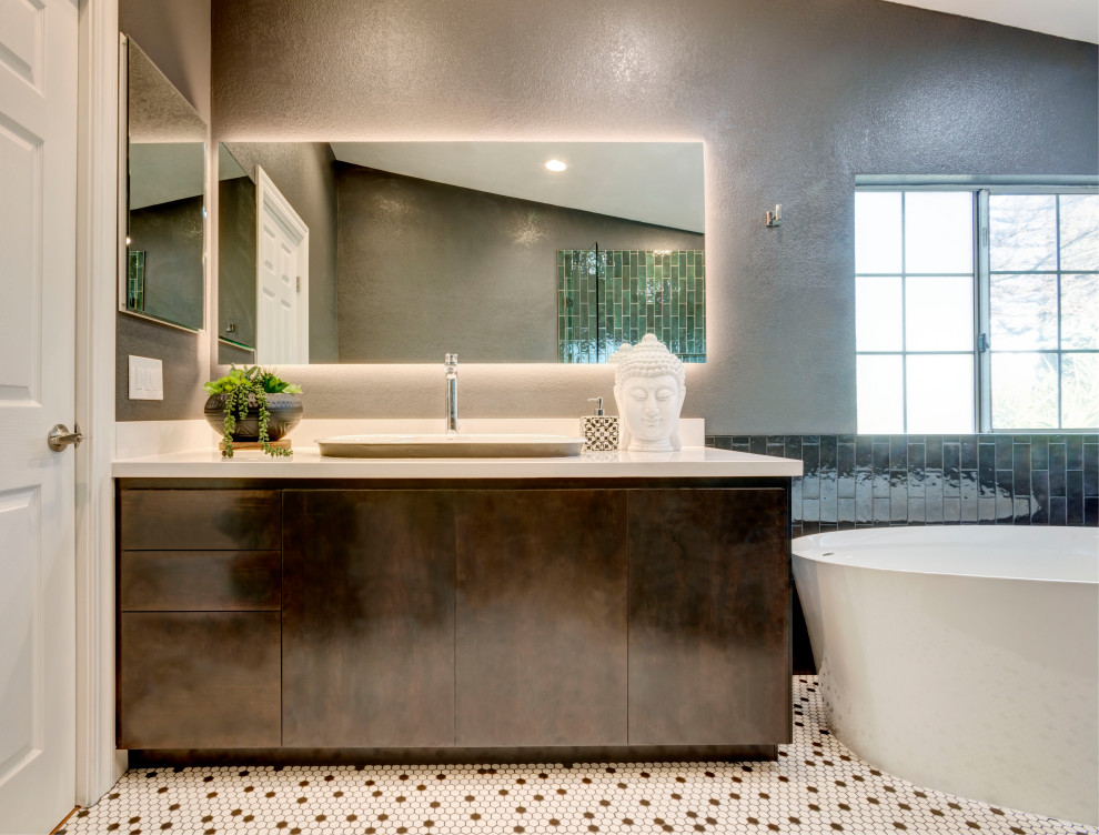 Свежая идея для дизайна: большая главная ванная комната в стиле фьюжн с плоскими фасадами, темными деревянными фасадами, отдельно стоящей ванной, открытым душем, инсталляцией, зеленой плиткой, керамогранитной плиткой, коричневыми стенами, полом из мозаичной плитки, настольной раковиной, столешницей из искусственного кварца, разноцветным полом, душем с раздвижными дверями, белой столешницей, тумбой под одну раковину и встроенной тумбой - отличное фото интерьера