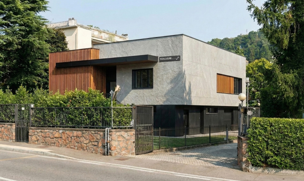 Volumi in Pietra e Legno: La Facciata d'Ingresso