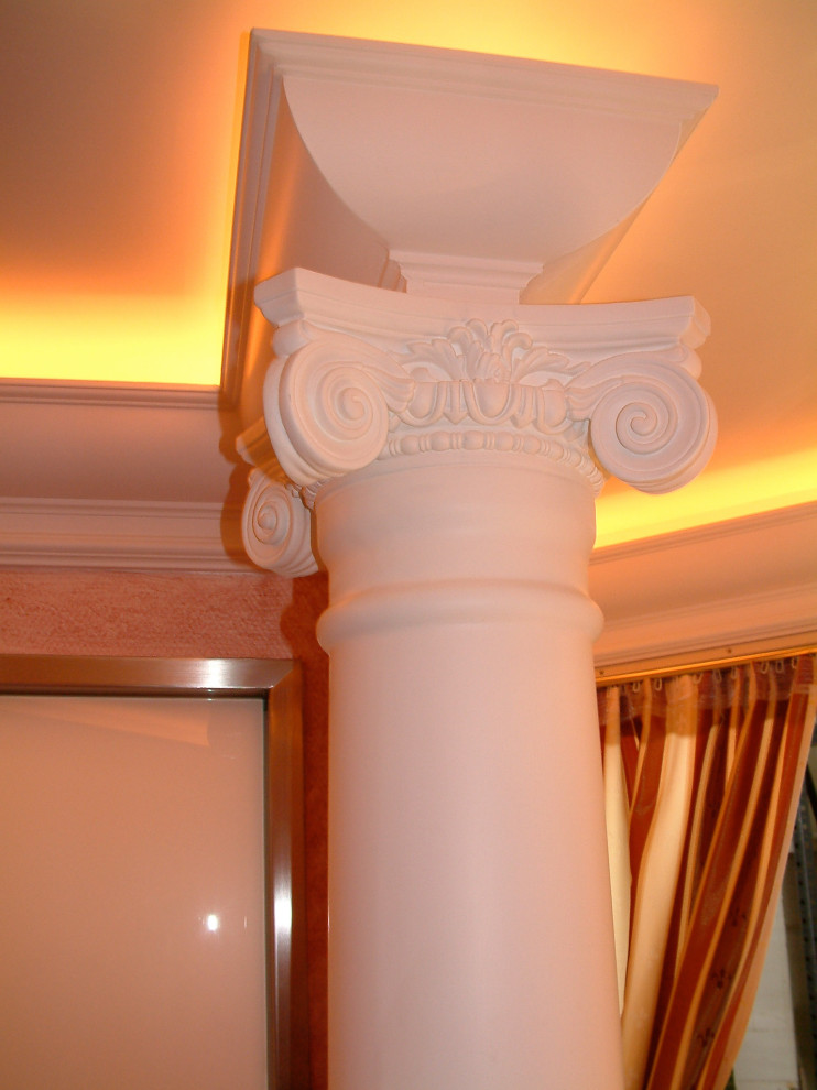 Exempel på ett stort klassiskt beige beige toalett, med en vägghängd toalettstol, brun kakel, glaskakel, beige väggar, linoleumgolv, ett fristående handfat, bänkskiva i glas och orange golv