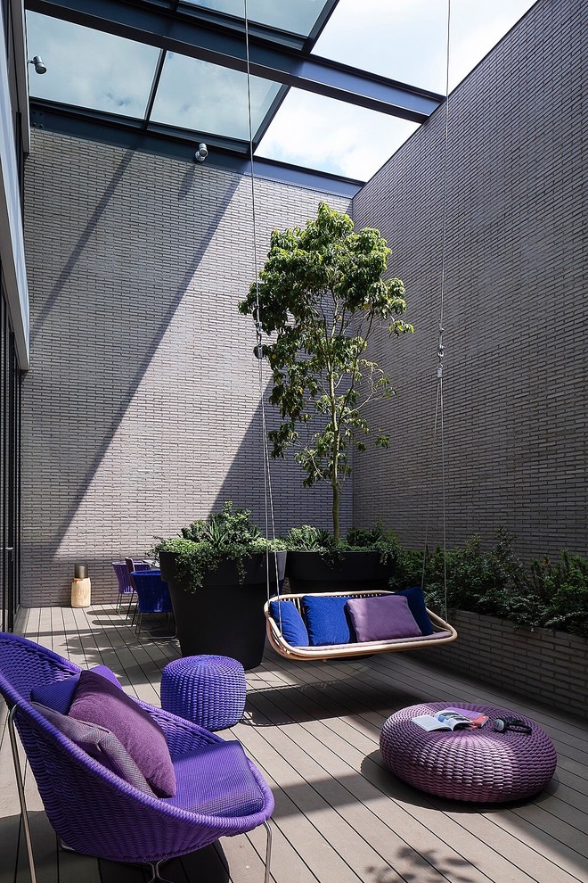 Inspiration for a contemporary side yard deck in Tokyo with a roof extension.
