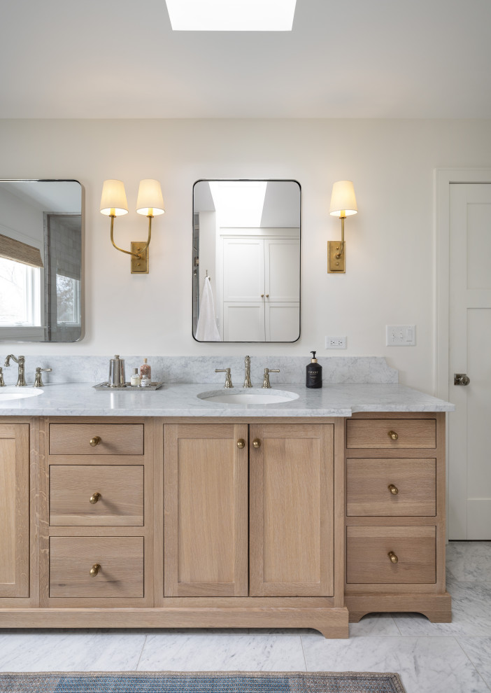 Immagine di una grande stanza da bagno padronale chic con ante in legno chiaro, pareti bianche, pavimento bianco, top bianco e due lavabi