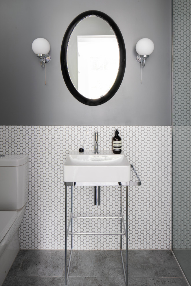 Esempio di una stanza da bagno per bambini chic di medie dimensioni con piastrelle in ceramica, pavimento in gres porcellanato e top piastrellato