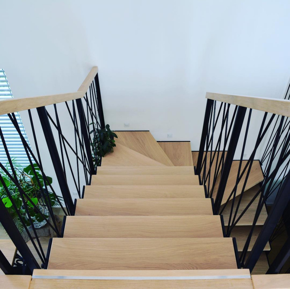На фото: п-образная деревянная лестница среднего размера в стиле лофт с деревянными ступенями и перилами из тросов